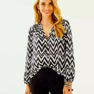 Lilly Pulitzer Elsa Top. Size Small. Never been worn! Comes with extra button!